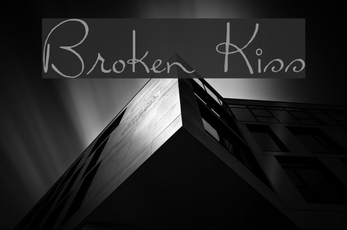 Broken Kiss Font examples