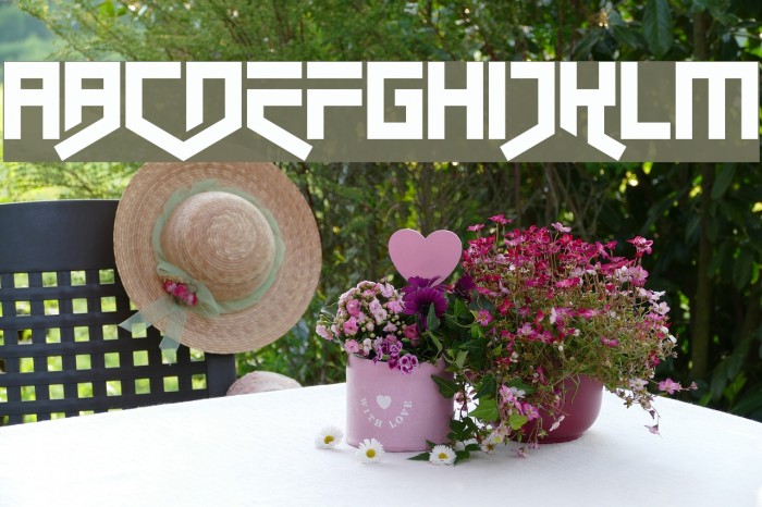 Closet Dwellers Font examples