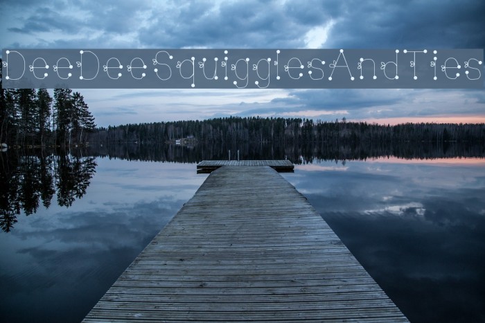 DeeDeeSquigglesAndTies Font examples