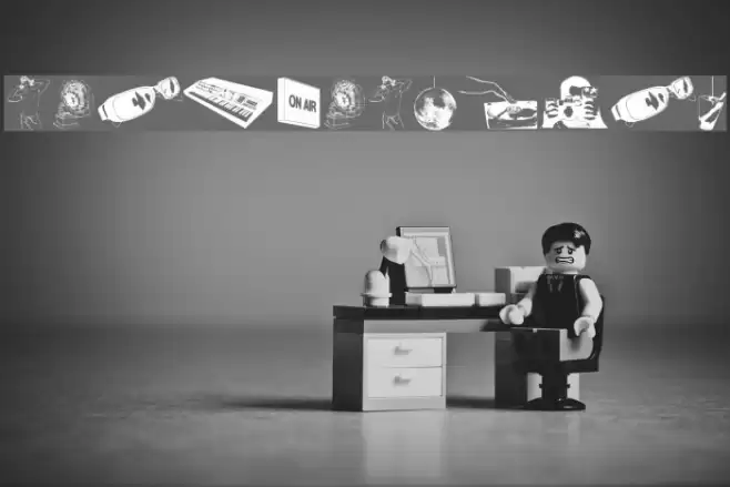 Denise DJ Font Font examples