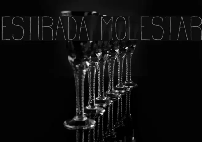Estirada Molestar Font examples