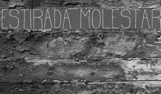 Estirada Molestar Font examples