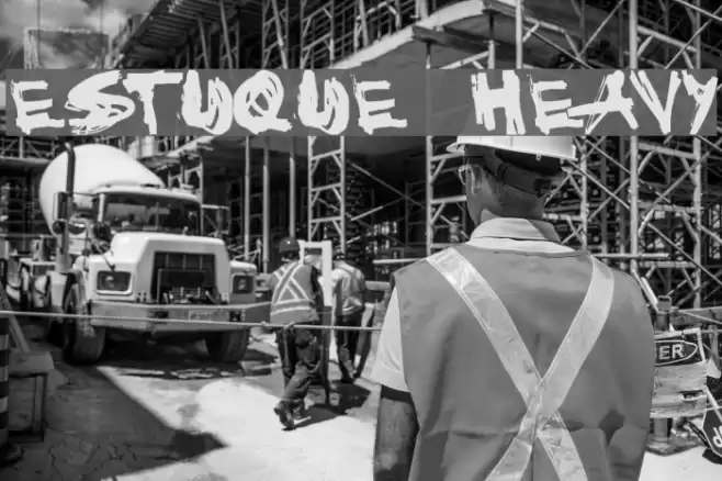 Estuque Heavy Font examples