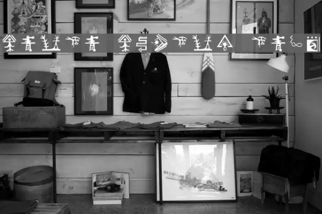 Giedi Golden Disk Font examples