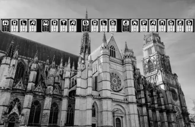 Hola Mota Bold Expanded Caratteri examples