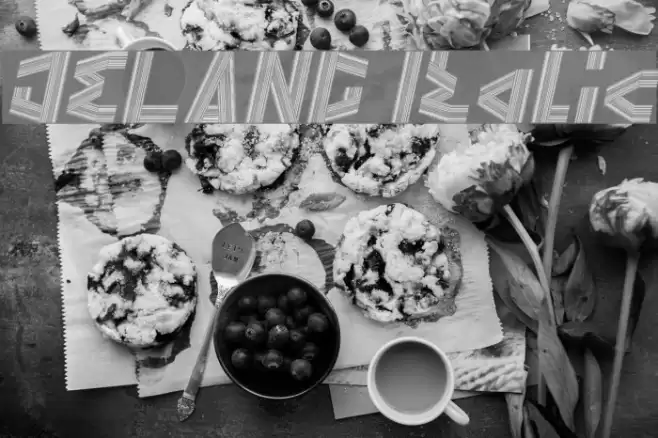 JELANG Italic Font examples