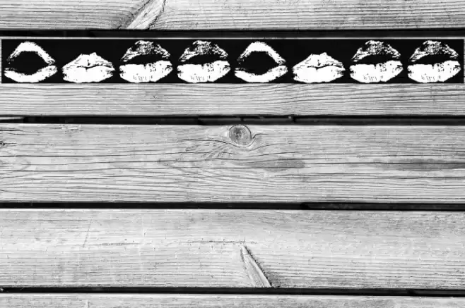 KissKiss Font examples