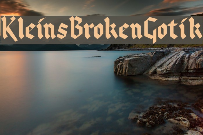 KleinsBrokenGotik Fonte examples