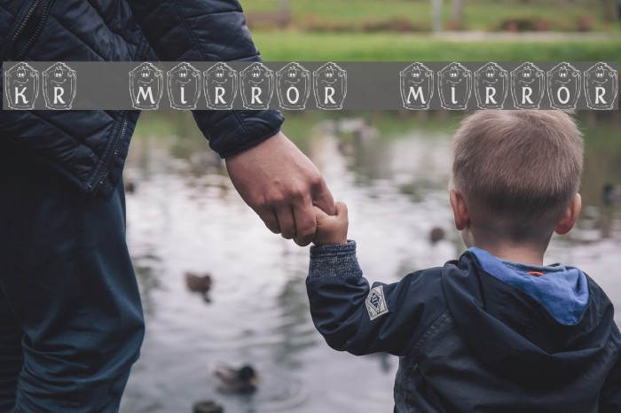 KR Mirror Mirror Font examples