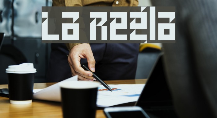 Lampoon Regular Font examples