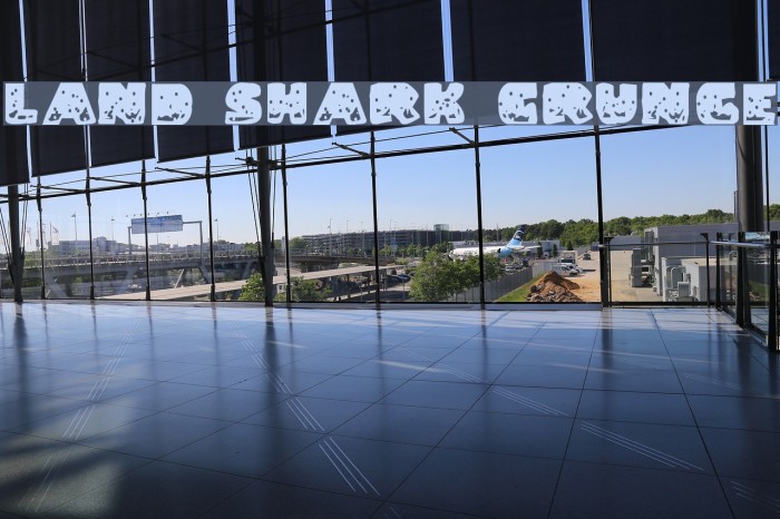 Land Shark Grunge Шрифта examples
