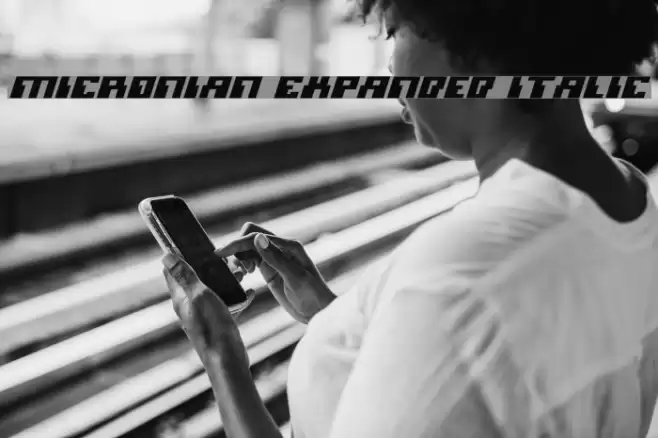 Micronian Expanded Italic Fonte examples