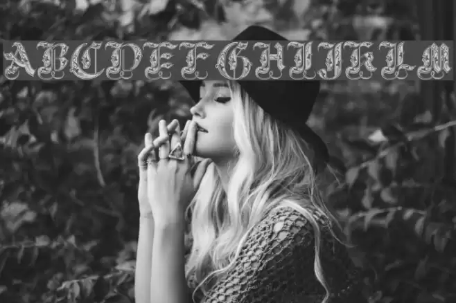 Royal Initialen Font examples