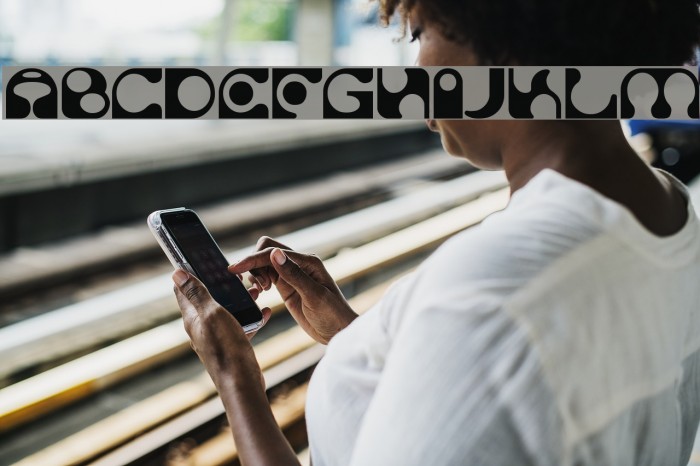 Solange Font examples