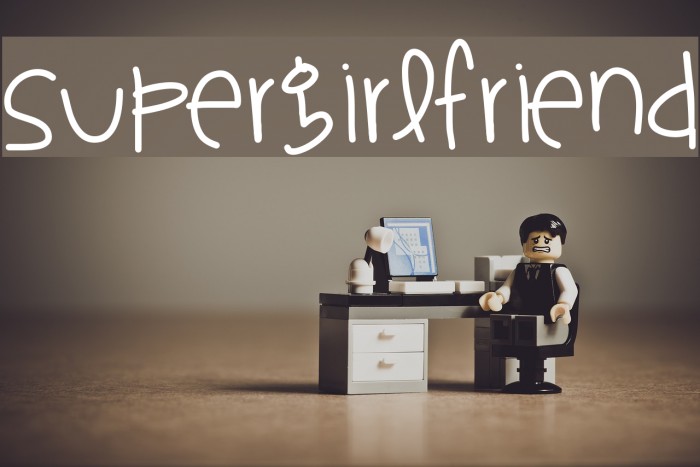 SuperGirlfriend Шрифта examples