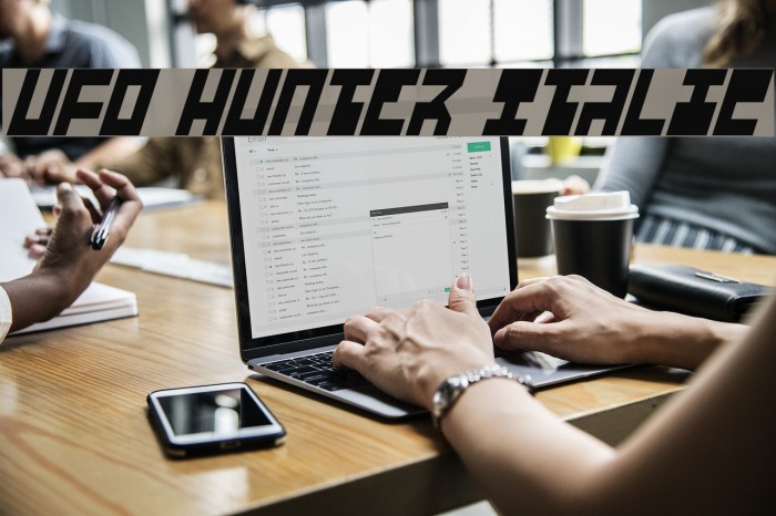 UFO Hunter Italic Font examples